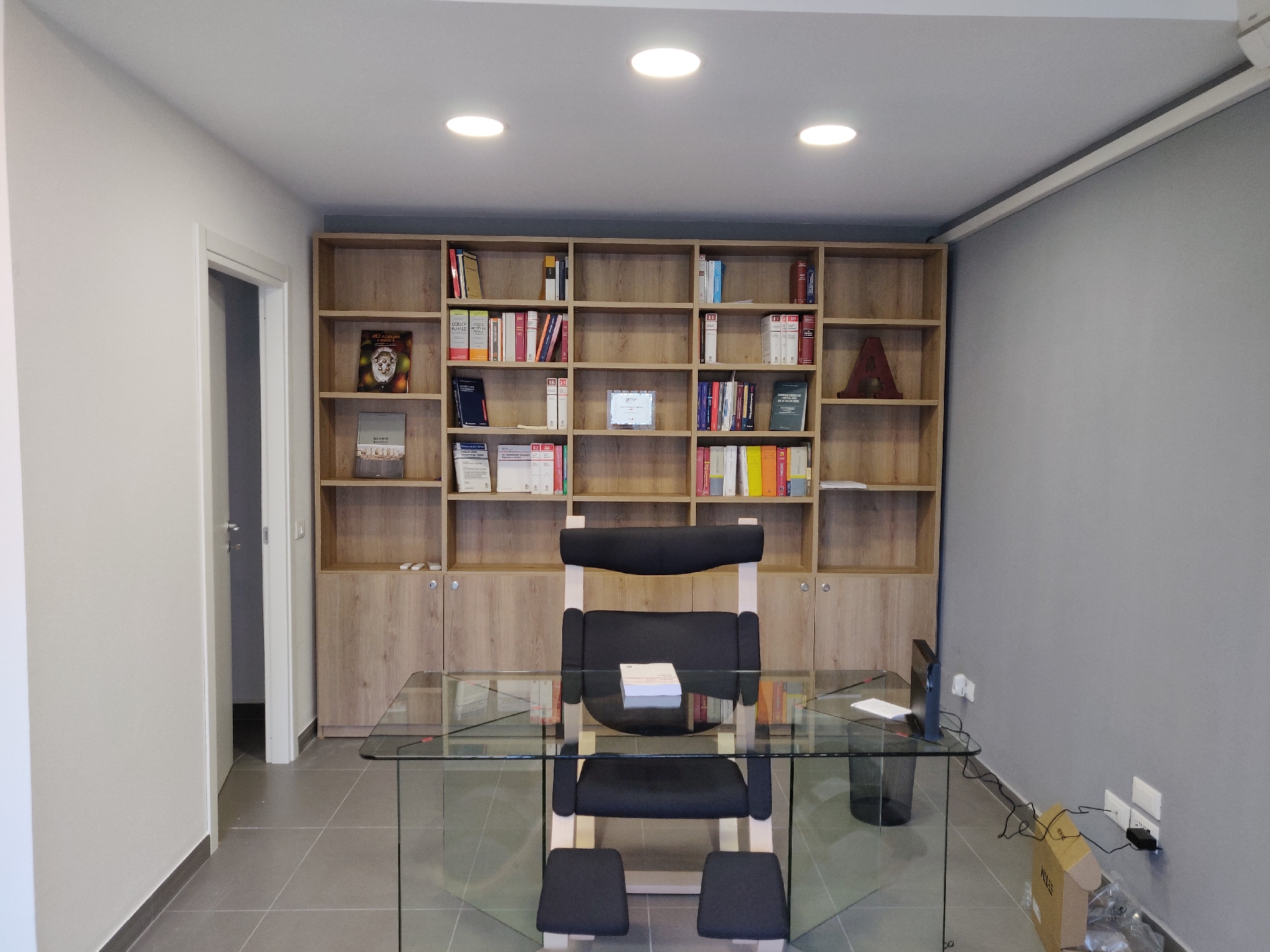 Libreria ufficio ante basse in finitura Rovere